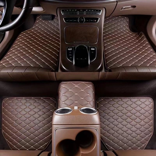 Tapis cuir 5 pièces - marron en voiture