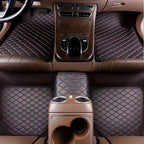 Tapis cuir 5 pièces - noir coutures rouges en voiture