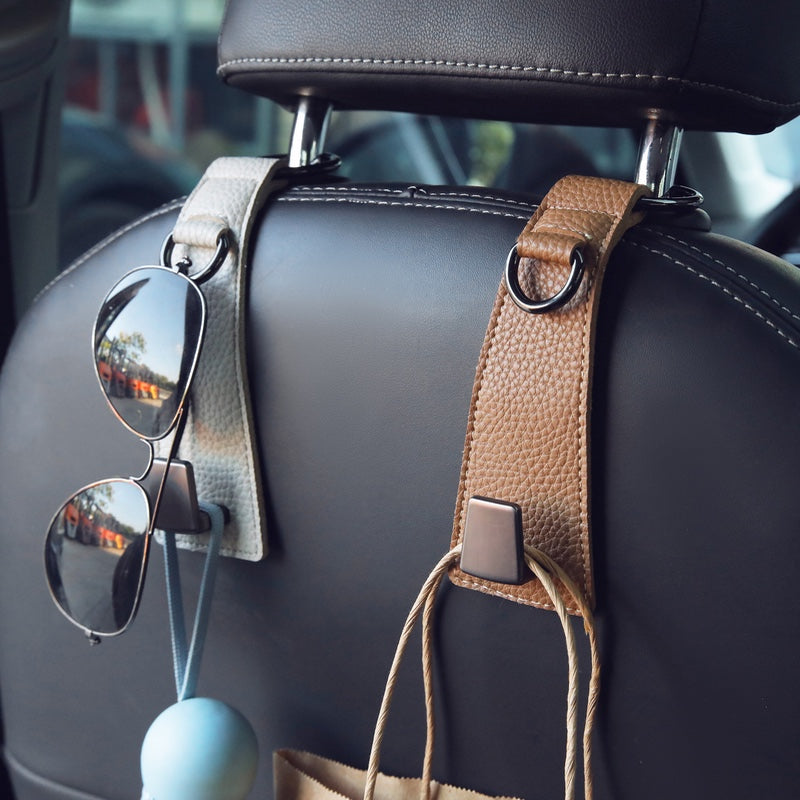 Crochets dossier siège - utilisation lunettes et sac